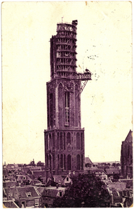 606263 Gezicht op de Domtoren te Utrecht, tijdens de restauratie van het achtkant.